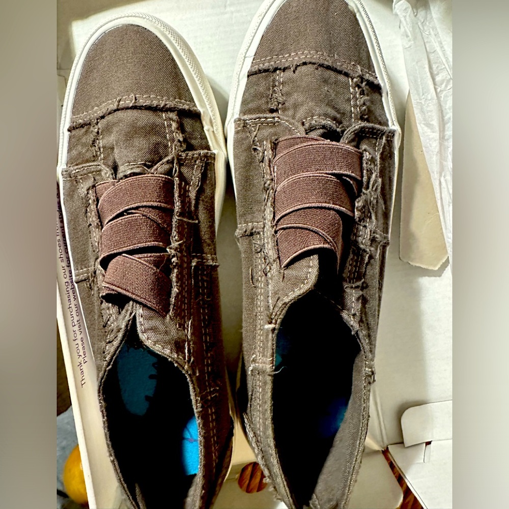 Blowfish no strings size 8